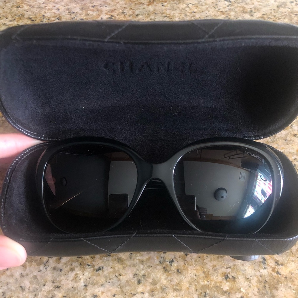 Chanel Black Oval Sunglasses - Picture 4 of 9